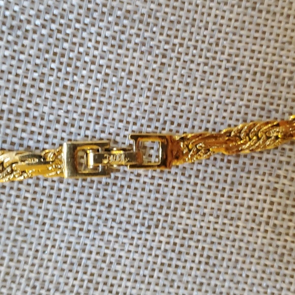 Trifari signature 24 inch gold tone necklace - Picture 3 of 6